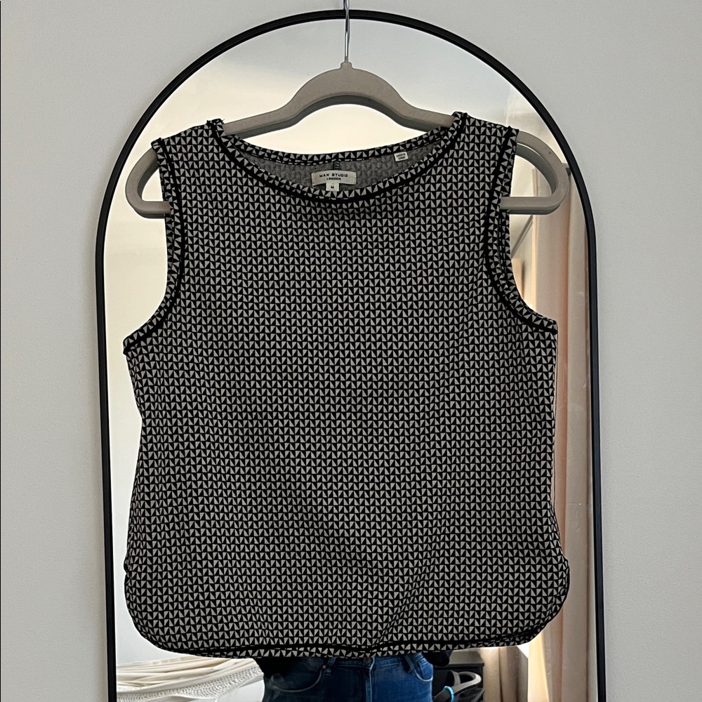 🎉5/$25 Sleeveless Black & White Patterned Shell Top